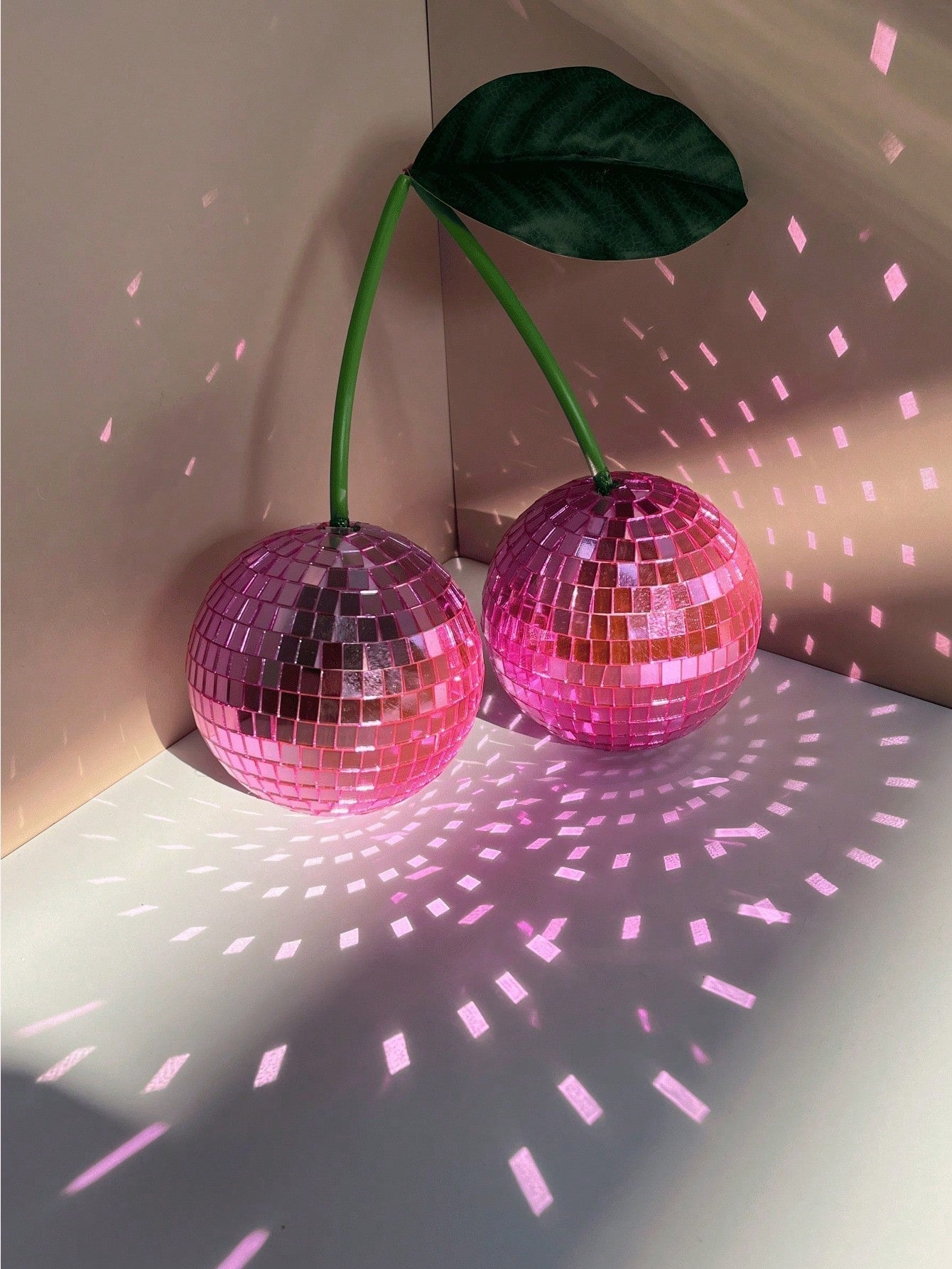 Kirsche Disco Ball Wanddekoration - Lebhaftes pinkes, fruchtinspiriertes hängendes Akzentstück für Zuhause und Partys