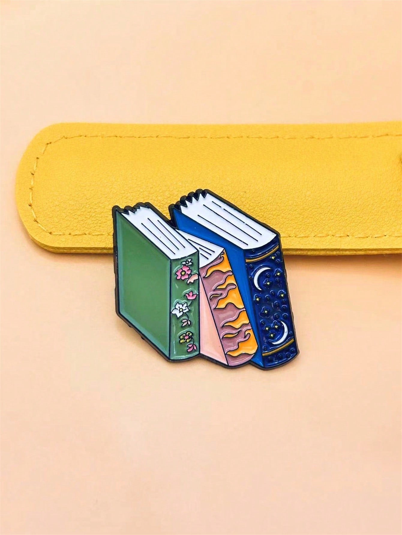 Verspielte Buch-förmige Legierungsbrosche – Perfekter persönlicher Akzent für Outfits und Accessoires