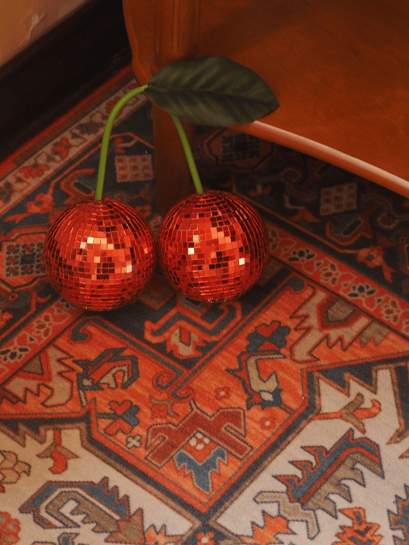 Kirsche Disco Ball Wanddekoration - Lebhaftes pinkes, fruchtinspiriertes hängendes Akzentstück für Zuhause und Partys