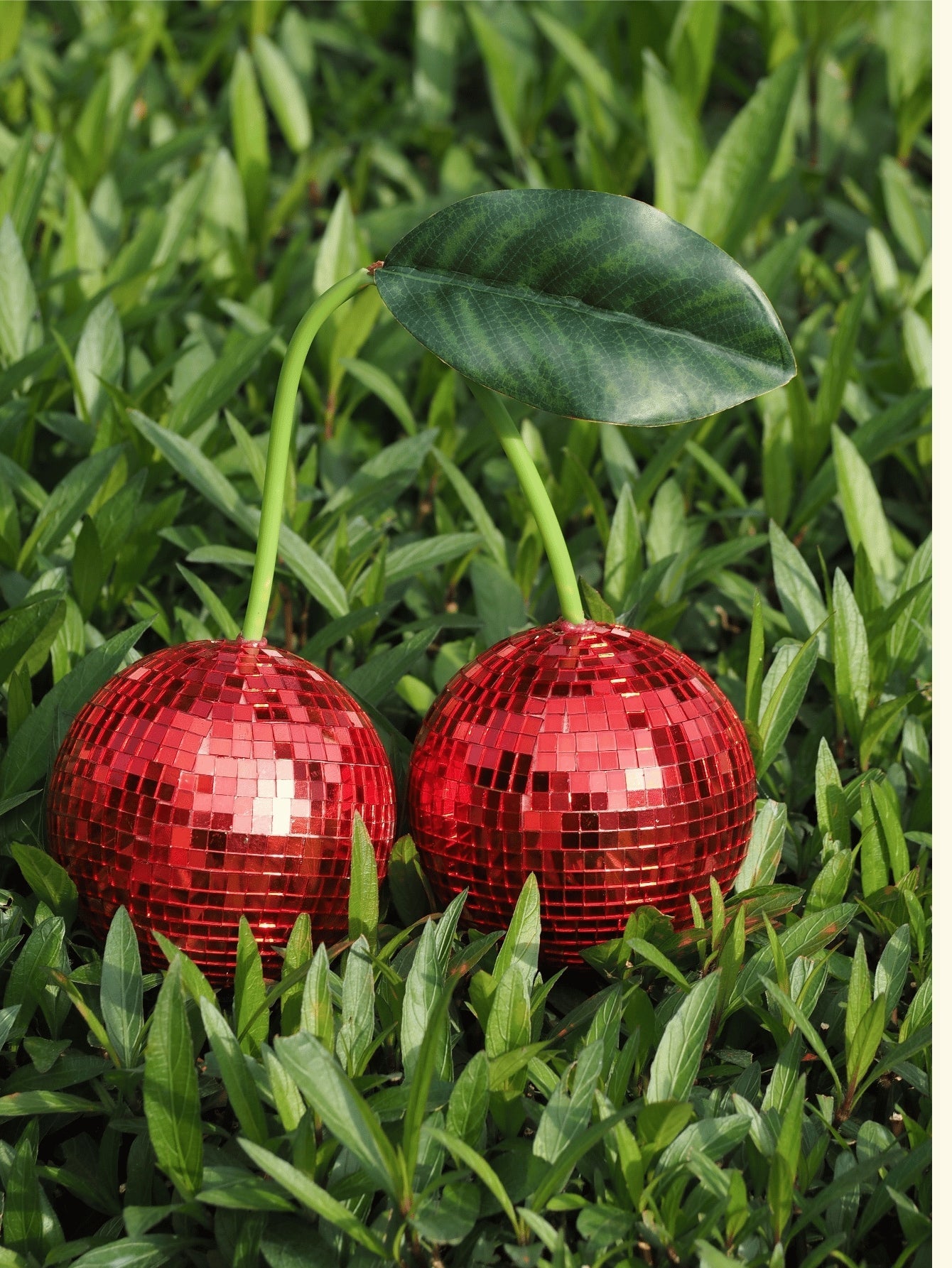 Kirsche Disco Ball Wanddekoration - Lebhaftes pinkes, fruchtinspiriertes hängendes Akzentstück für Zuhause und Partys