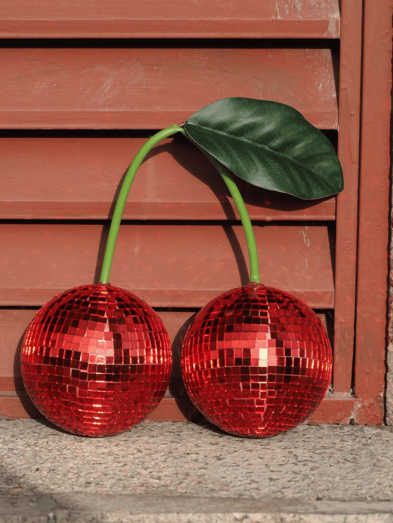 Kirsche Disco Ball Wanddekoration - Lebhaftes pinkes, fruchtinspiriertes hängendes Akzentstück für Zuhause und Partys