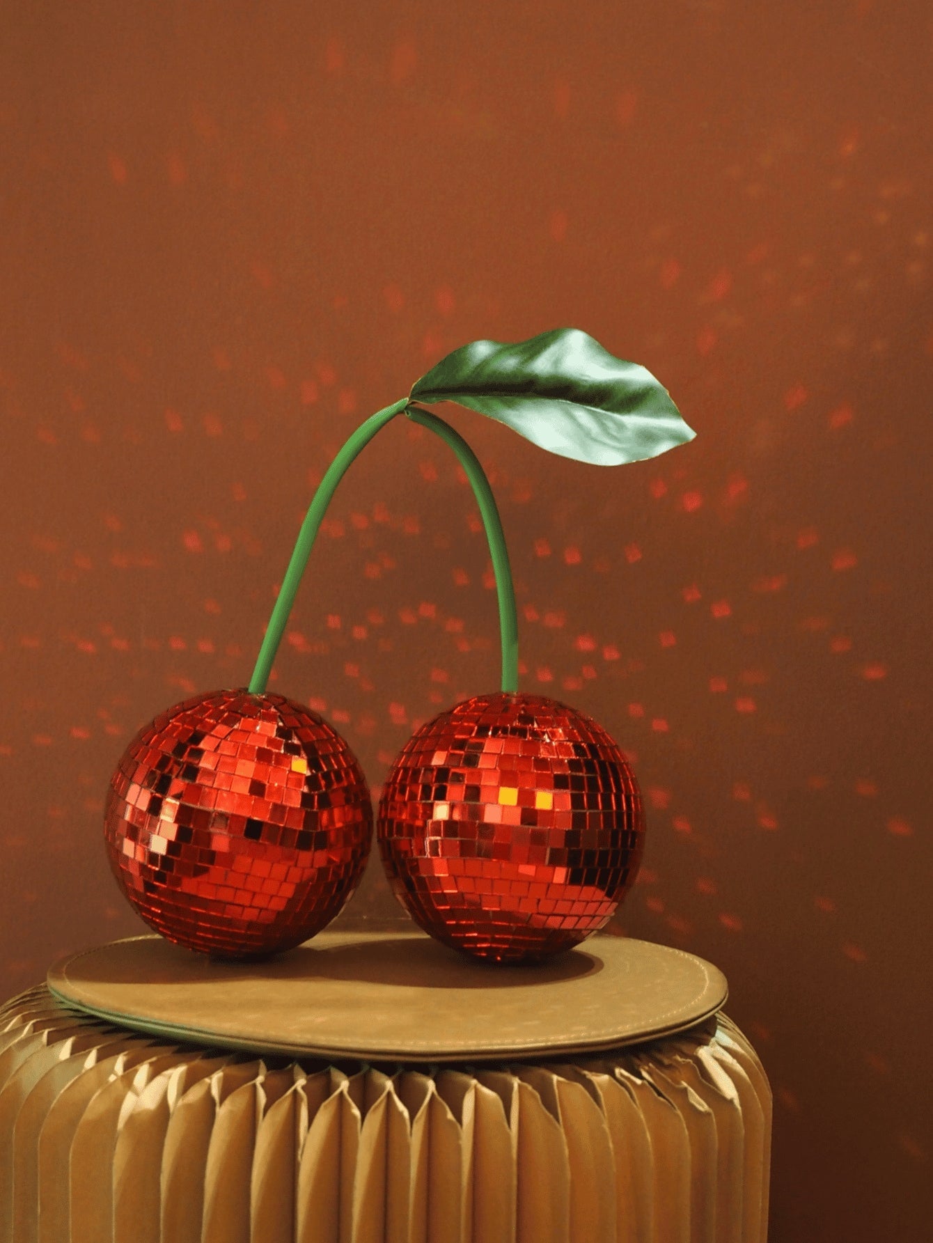 Kirsche Disco Ball Wanddekoration - Lebhaftes pinkes, fruchtinspiriertes hängendes Akzentstück für Zuhause und Partys
