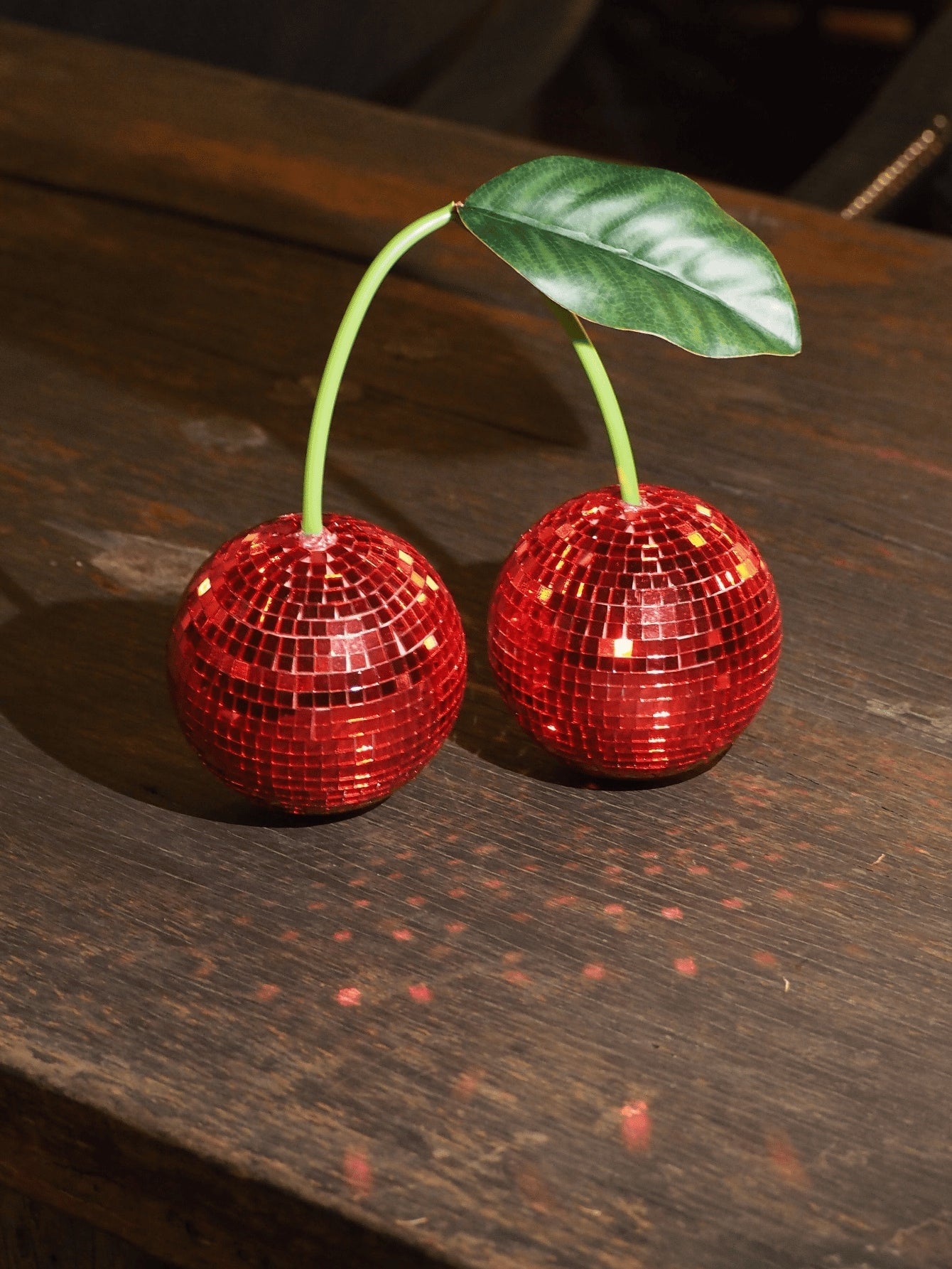 Kirsche Disco Ball Wanddekoration - Lebhaftes pinkes, fruchtinspiriertes hängendes Akzentstück für Zuhause und Partys