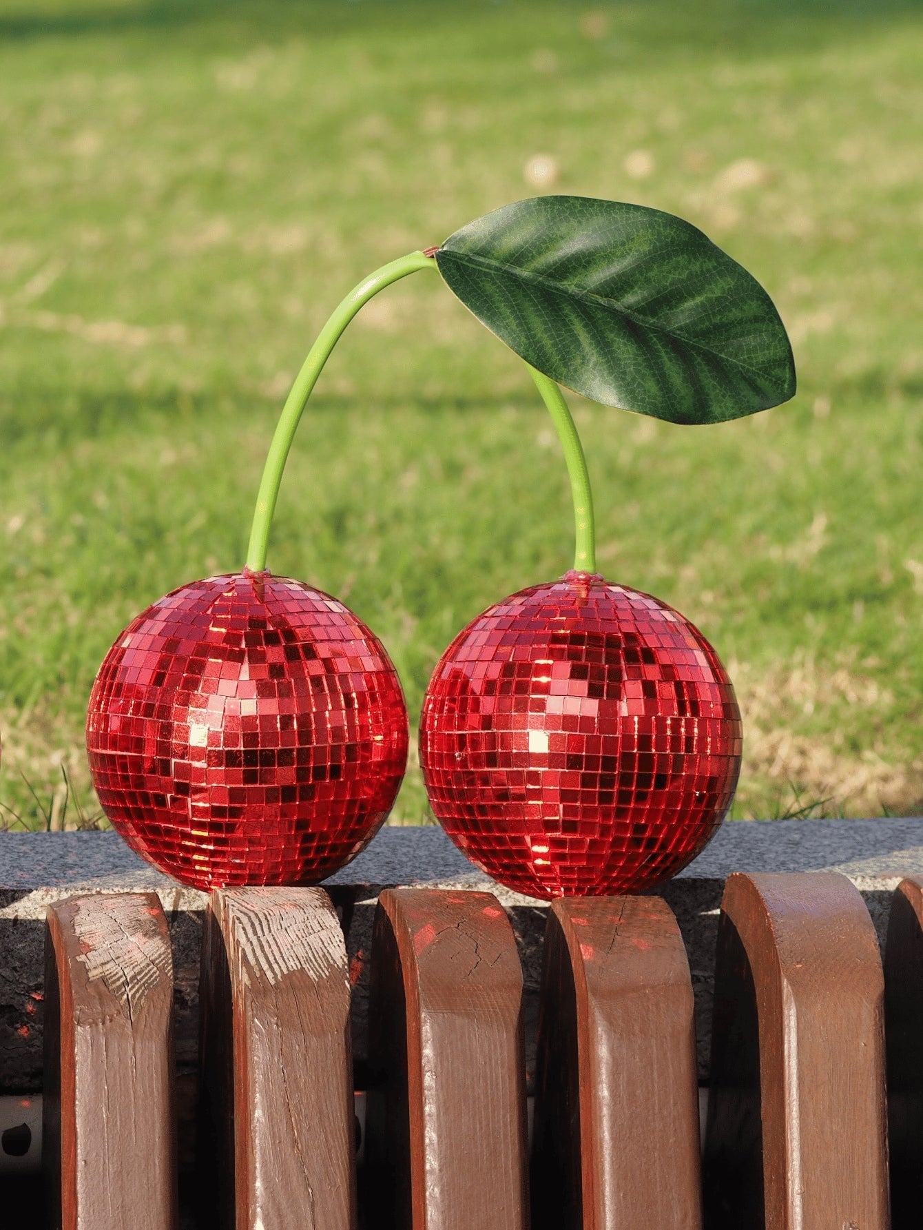 Kirsche Disco Ball Wanddekoration - Lebhaftes pinkes, fruchtinspiriertes hängendes Akzentstück für Zuhause und Partys
