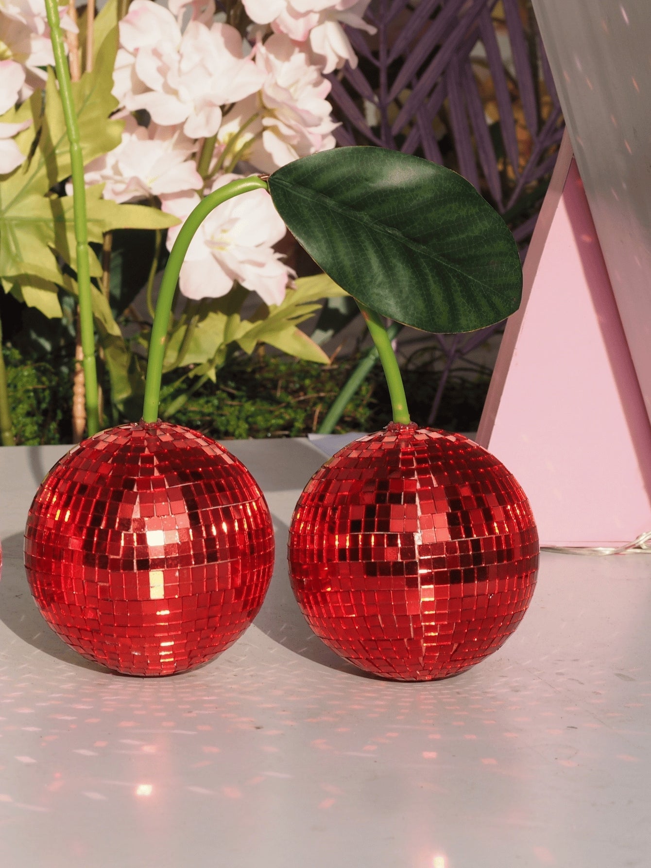 Kirsche Disco Ball Wanddekoration - Lebhaftes pinkes, fruchtinspiriertes hängendes Akzentstück für Zuhause und Partys