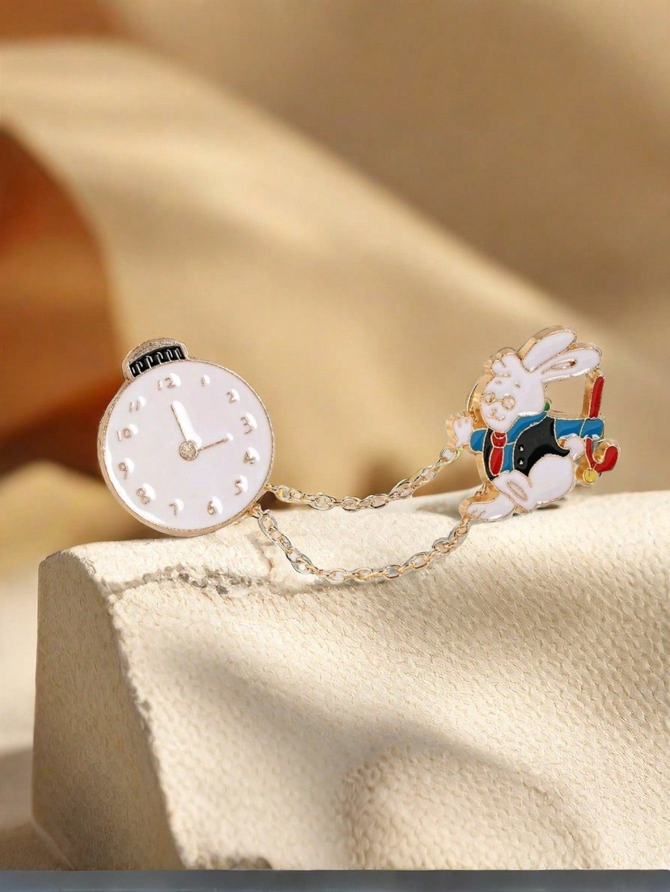 Verspielt Wunderland: Alice im Wunderland Hasen Brosche & Uhren Set - Charmantes Kettenaccessoire für Paare