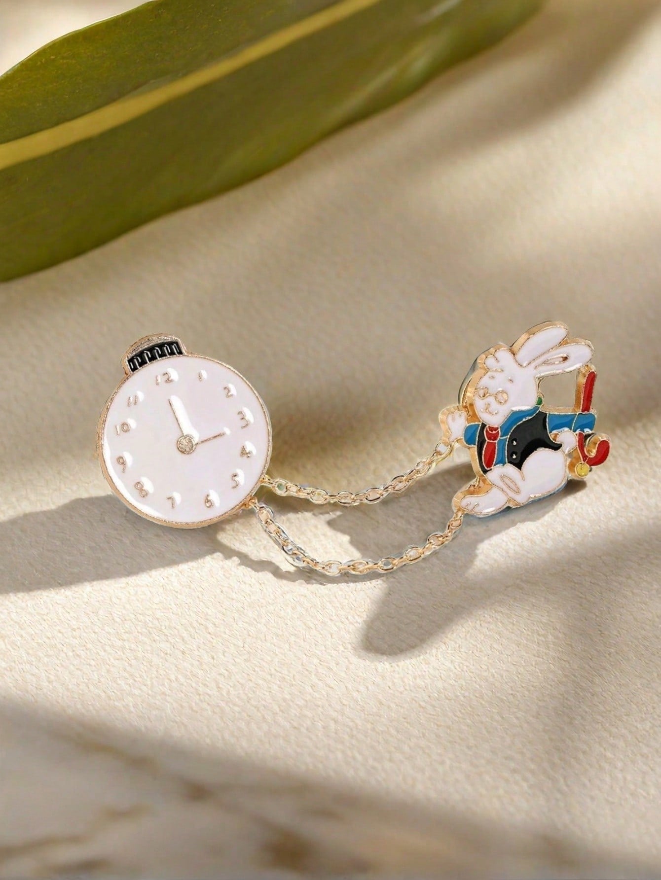 Verspielt Wunderland: Alice im Wunderland Hasen Brosche & Uhren Set - Charmantes Kettenaccessoire für Paare